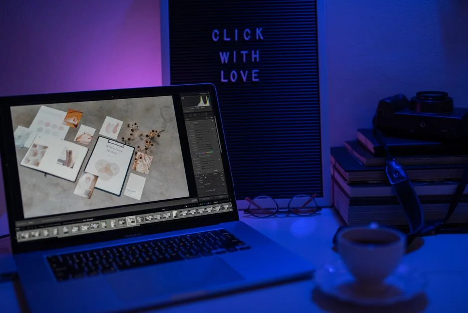 Stylové a efektivní pracoviště s několika monitory, notebookem a chytrým telefonem, které představuje webdesignový projekt.